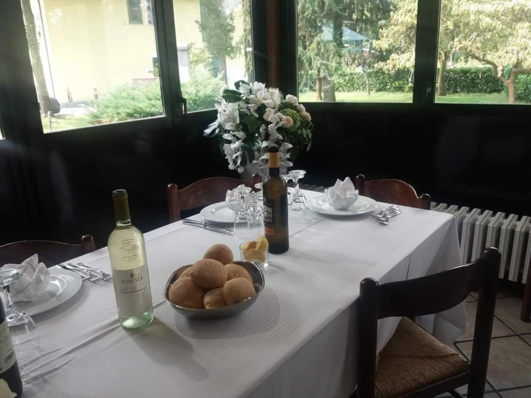Galliate Mambly B&B Ristorante Pizzeria מראה חיצוני תמונה